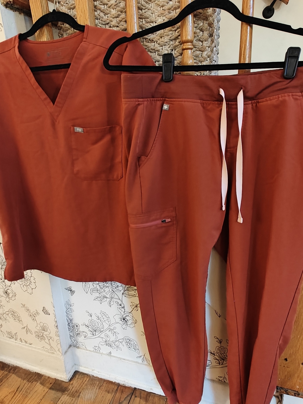 FIGS Rust Auburn Scrub Set — Catarina Top/Lg + Zamora Joggers/Md